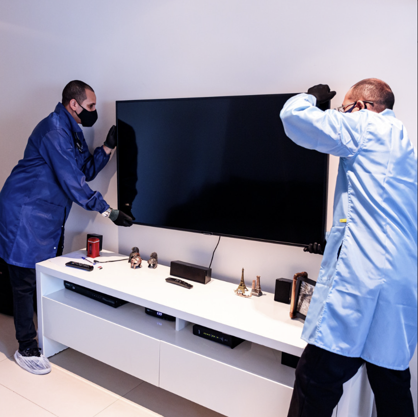 Técnicos autorizados Samsung da MinasFast em atendimento de TV na casa do cliente em Belo Horizonte