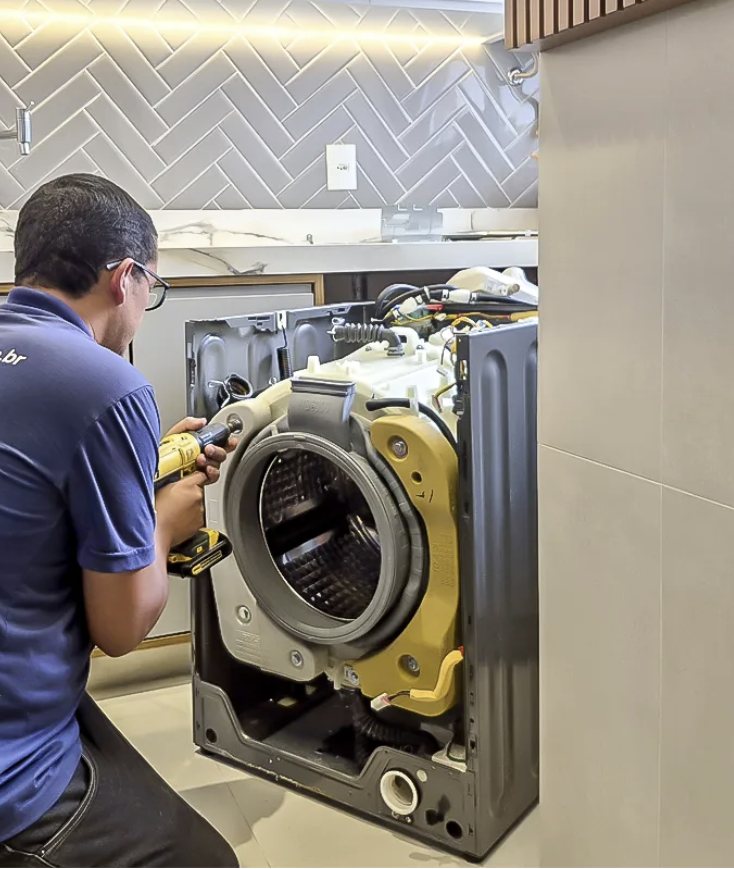 Técnico MinasFast realizando reparo em máquina Lava e Seca Samsung na casa do cliente