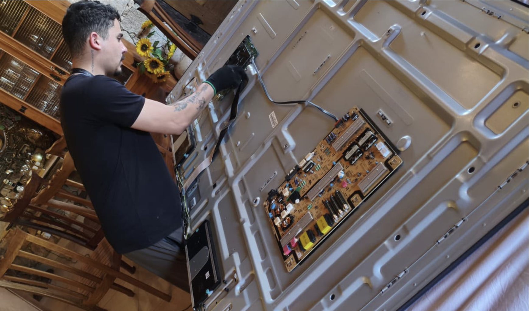 Técnico MinasFast realizando reparo de televisor Samsung a domicílio